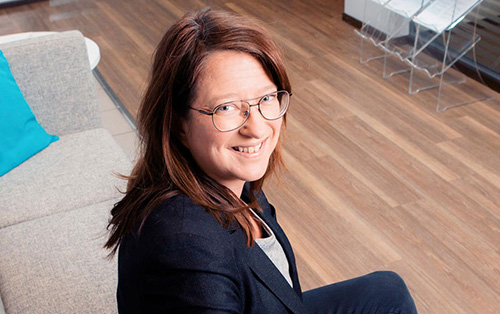 Camilla Karlberg, Regional Manager for the bank, gives advice to customers and Aktia-employees