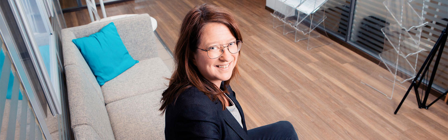 Camilla Karlberg, Regional Manager for the bank, gives advice to customers and Aktia-employees