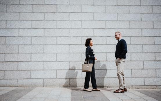 Två personer som diskuterar på gatan